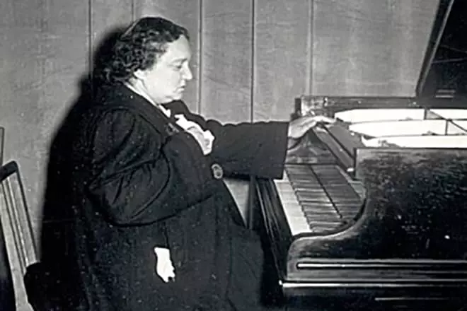 Pianist Maria Yudina.