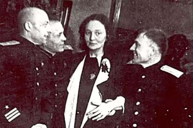 Maria Yudina ja Punaisen armeijan virkamiehet