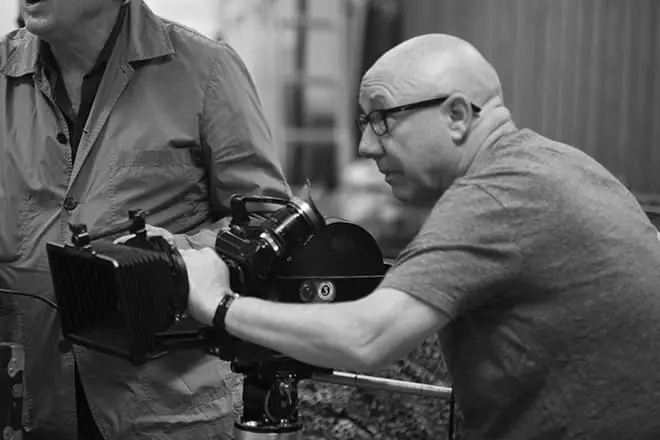 Bir film kamerası ilə Adrian Mcuffle