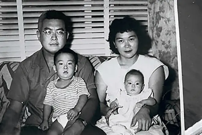 Robert Kiyosaki na infância com a família