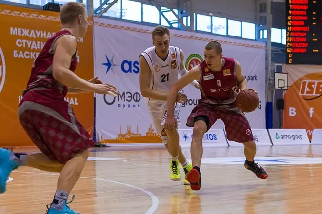 Alexander Ryapolov på basketballbanen