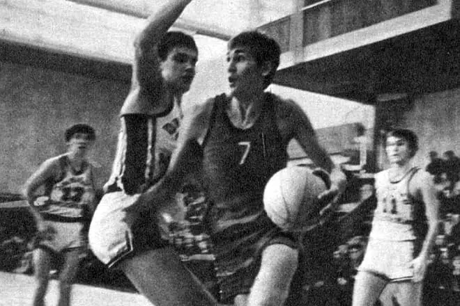 Basketbalový hráč Alzhan Zharmahamedov v mládeži