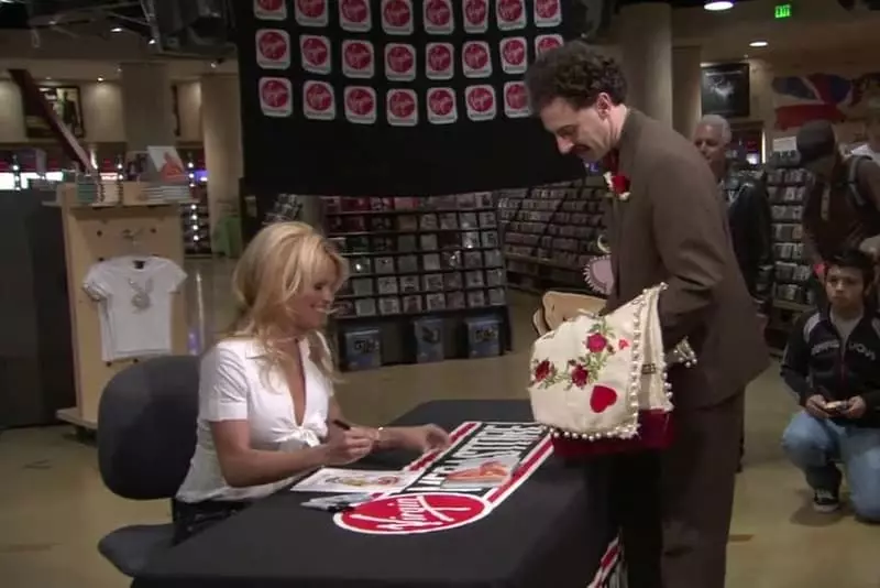 Pamela Anderson na Borat (kotakna ti wayang)