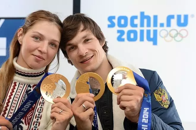 올림픽 메달 Vika Wilde와 Alena Zavarzina.