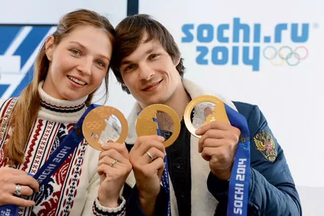 Alena Zavarzina i Vick Wilde amb medalles de l'Olimpíada