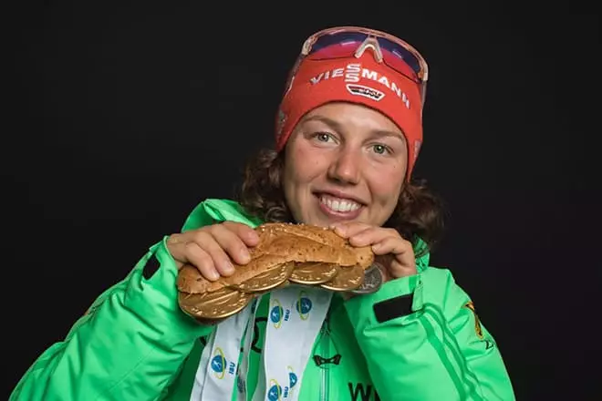 Laura Dalmayer sareng medali 2017