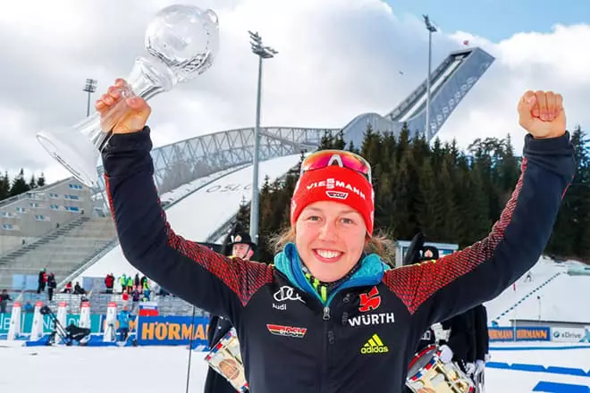 Biathlonydd Laura Dalmayer a'i grisial Globe