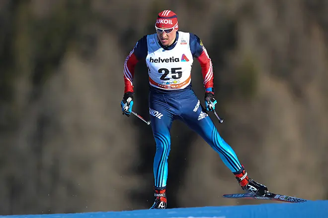 Skier Alexander Scamhóga ar an mhórbhealach