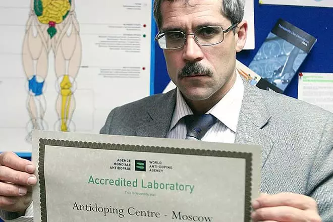 Gregory Rodchenkov tar emot ett certifikat för att öppna ett anti-dopningscenter