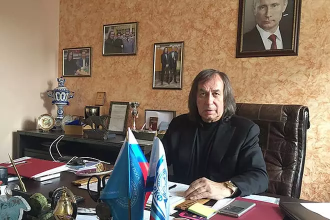 Alexander Inshakov på kontoret