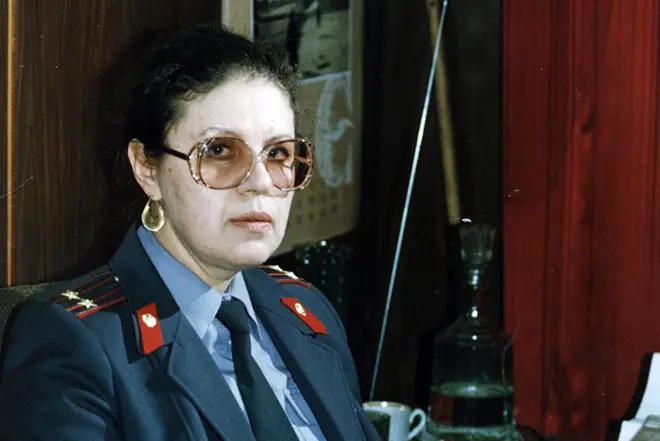 Alexandra Marinina em uniforme policial