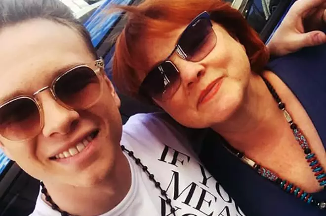 Danil Buranov y su madre