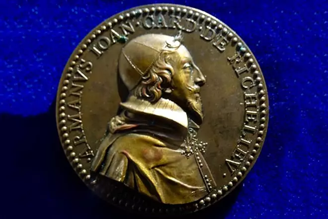Cardenal Richelieu en una moneda