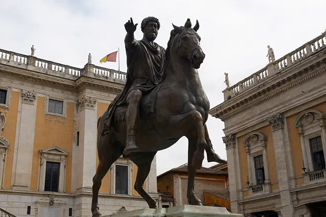 Piemineklis Mark Aureliya uz Capitol laukumā Romā