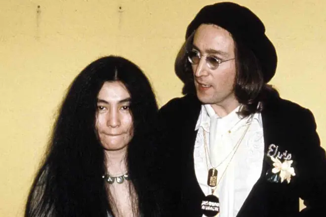 Yoko li ak John Lennon