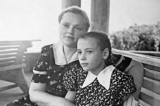 Жена и ќерка на vsovolod Санаева