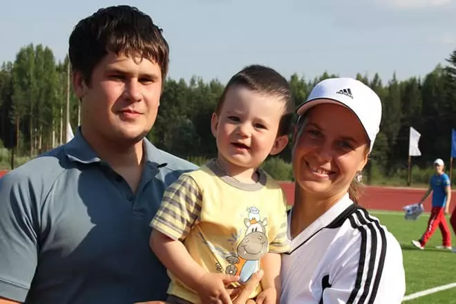 Irina star sa suprugom i sinom