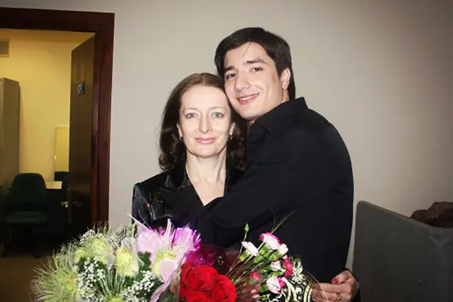 Selim Alakhyarov和他的母亲
