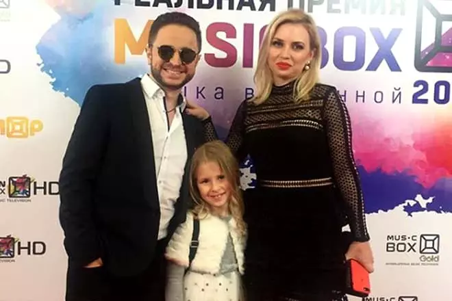 Brandon Stone con moglie e figlia