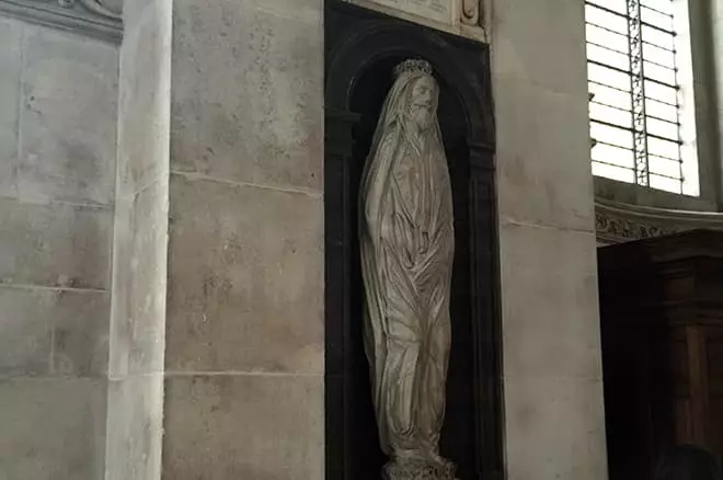 جان ڈوننا کی قبر پر مجسمہ