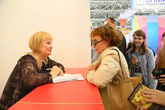 Tatyana Polyaakova distribuira autograme