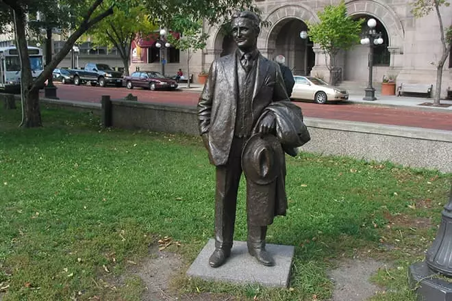 Monumento kay Francis Scott Fitzgerald.