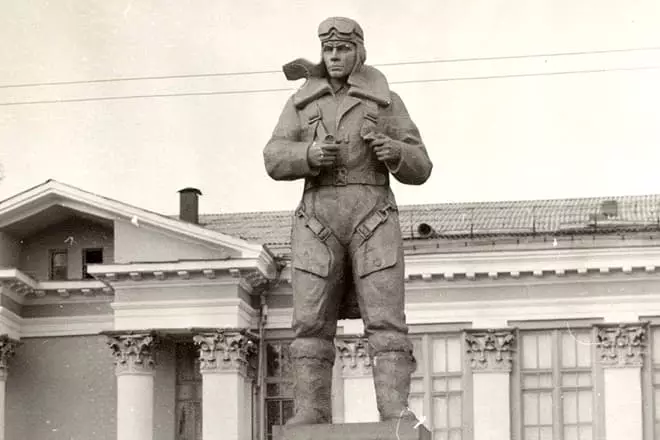 Monument Nikolai Gastello yn Ufa