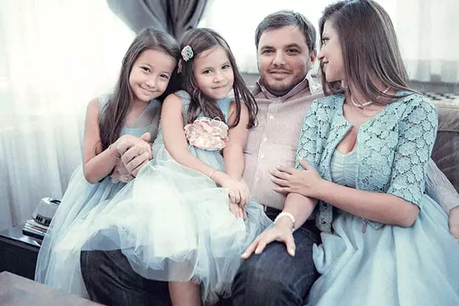 Yana Batyrshina en haar echtgenoot Timur Weinstein met kinderen