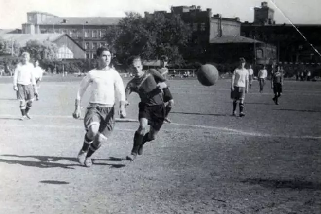 Vladimir Kondrashin interpreta ao fútbol