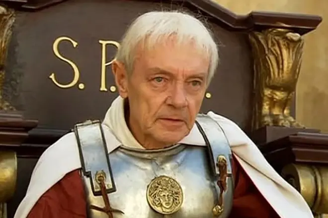 Cyril Lavrov as Pontiya Pilatus