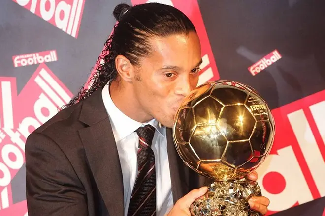 Ronaldinho gyda'r bêl euraid