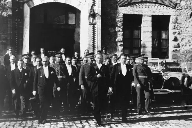 Mustafa Atatürk kommt aus dem Gebäude des Parlaments