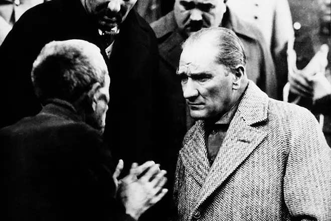 Mustafa Ataturk nan yon reyinyon ak sitwayen yo