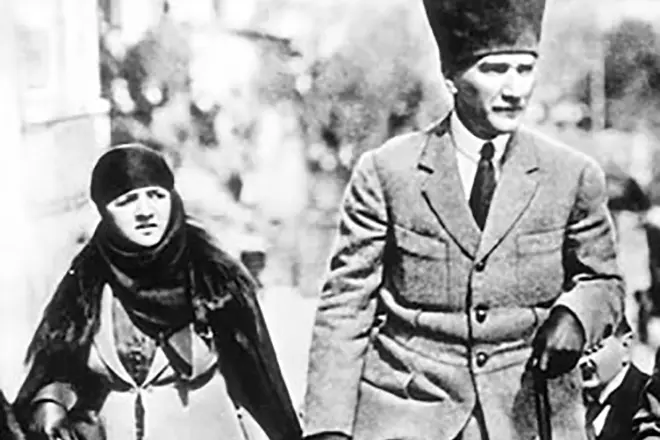 Mustafa Ataturk un viņa sieva Latife Ushakligil