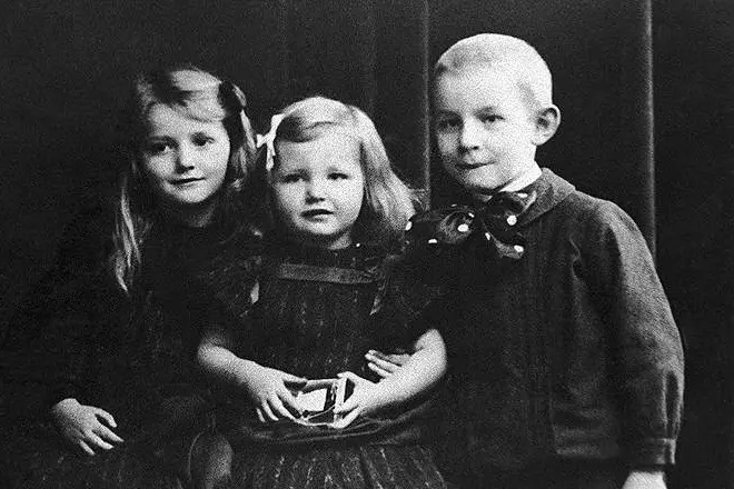 Ерих Марија Ремарке во детството со сестри