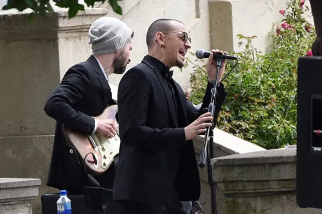 Chester Bennington këndon në funeralin e Chris Cornell
