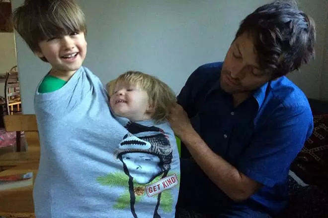 Misha Collins y sus hijos