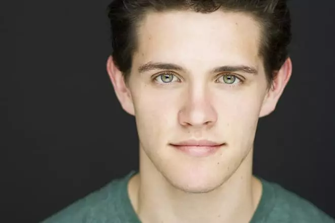 Casey Cott ။