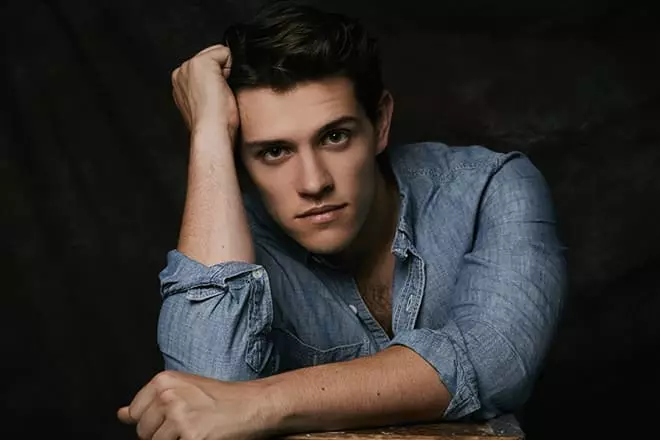 Casey Cott në 2017