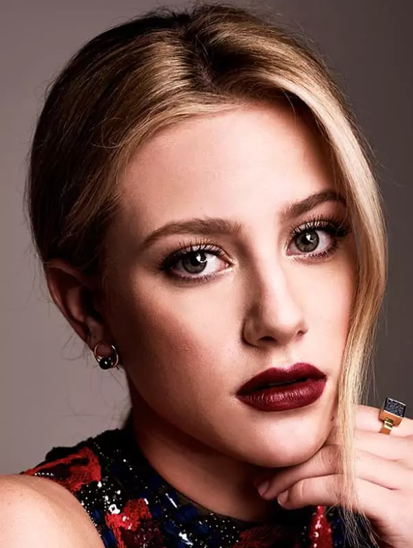 Lily Reynhart - Biografía, foto, vida personal, noticias, filmografía 2021