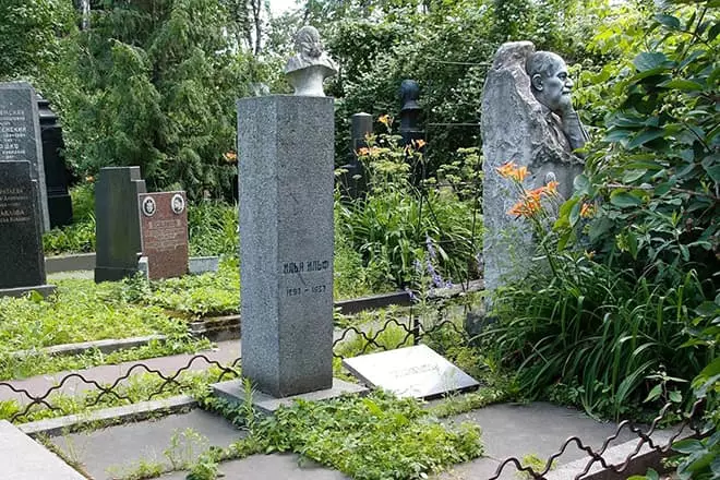 Monument li ser gorê Ilya ILF li Goristana Novodevichy