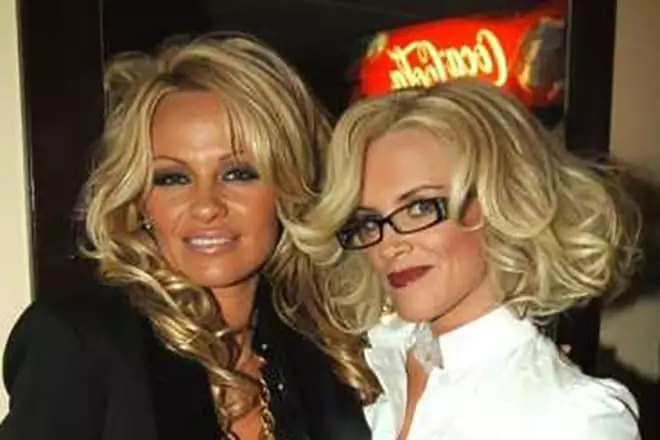 Pamela Anderson과 Jenny McCarthy.
