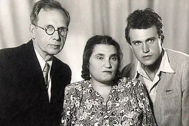 Evgenia Ginzburg, son mari Pavel Aksenov et son fils Vasily