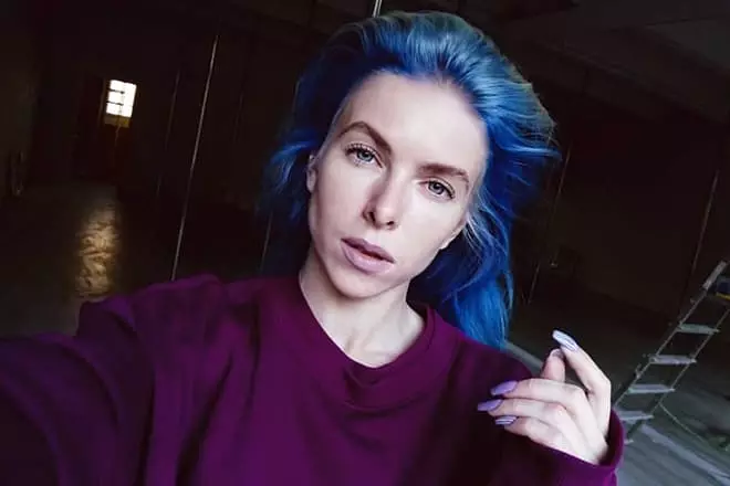 Olga kodas su mėlynais plaukais