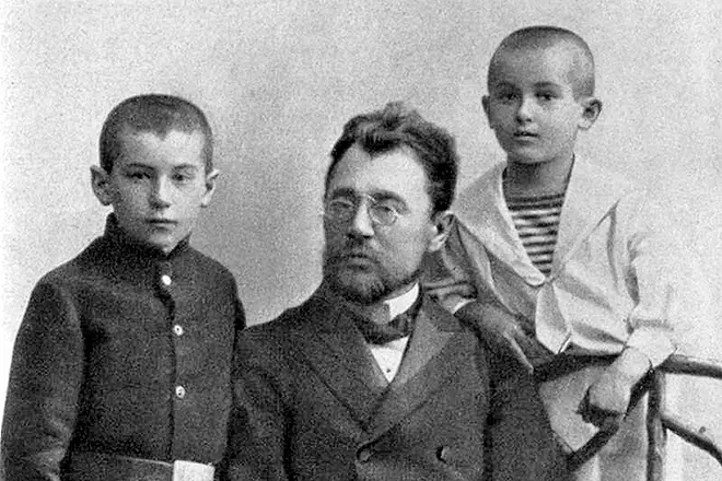 Evgeny Petrov de niño con su padre y su hermano mayor.