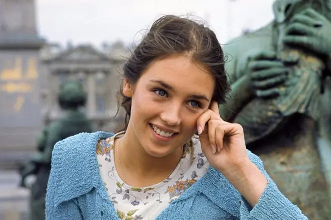 Isabelle Ajani mewn ieuenctid