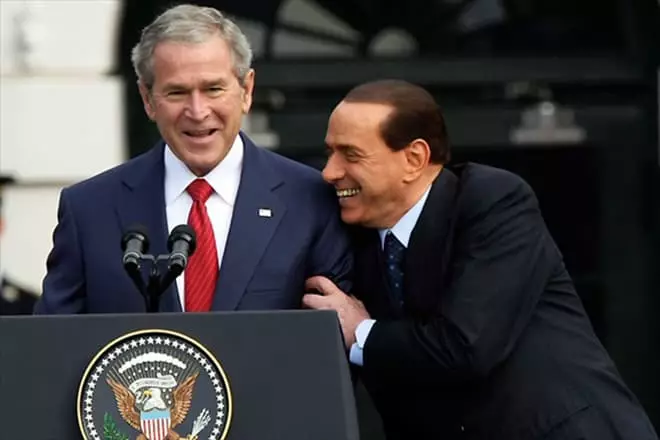 Silvio Berlusconi en George Bush