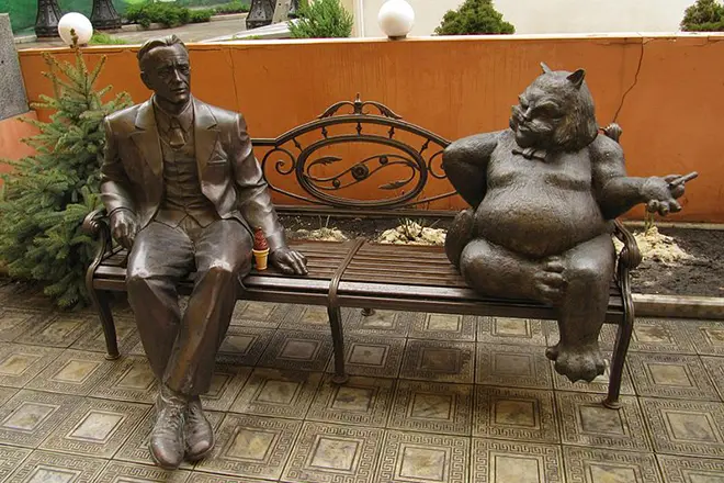 Mikhail Bulgakov和Kotu Hippo的纪念碑