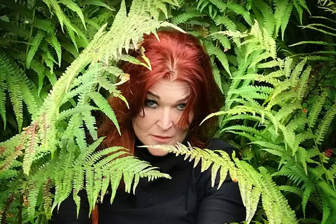 Marina zueva trong bụi cây dương xỉ