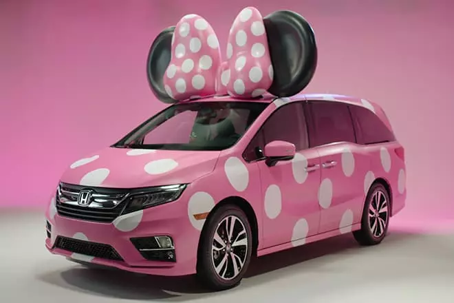 Auto "Honda Odyssey" yn 'e styl fan Minnie-mûs